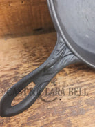 Stunner. Antique gate-marked unknown #9 skillet. Est 1880’s. Left single spout heat ring bottom w/ pointy handle Skillet