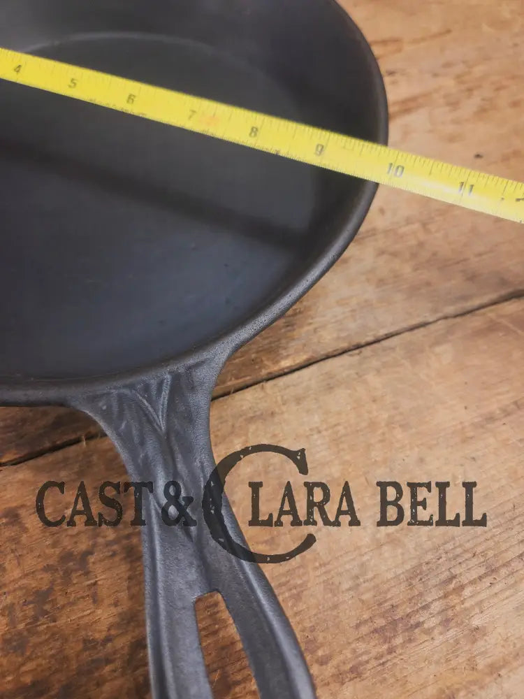 Stunner. Antique gate-marked unknown #9 skillet. Est 1880’s. Left single spout heat ring bottom w/ pointy handle Skillet