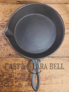 Stunner. Antique gate-marked unknown #9 skillet. Est 1880’s. Left single spout heat ring bottom w/ pointy handle Skillet