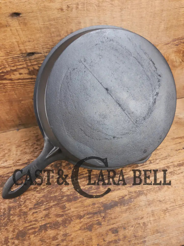 Stunner. Antique gate-marked unknown #9 skillet. Est 1880’s. Left single spout heat ring bottom w/ pointy handle Skillet