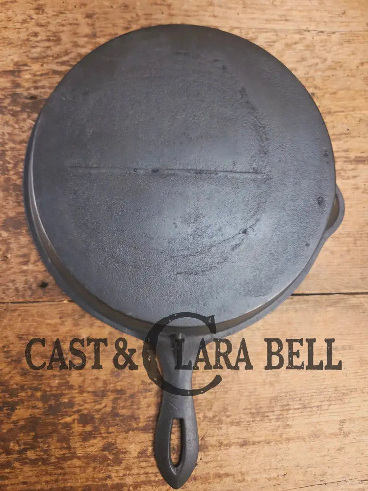 Stunner. Antique gate-marked unknown #9 skillet. Est 1880’s. Left single spout heat ring bottom w/ pointy handle Skillet
