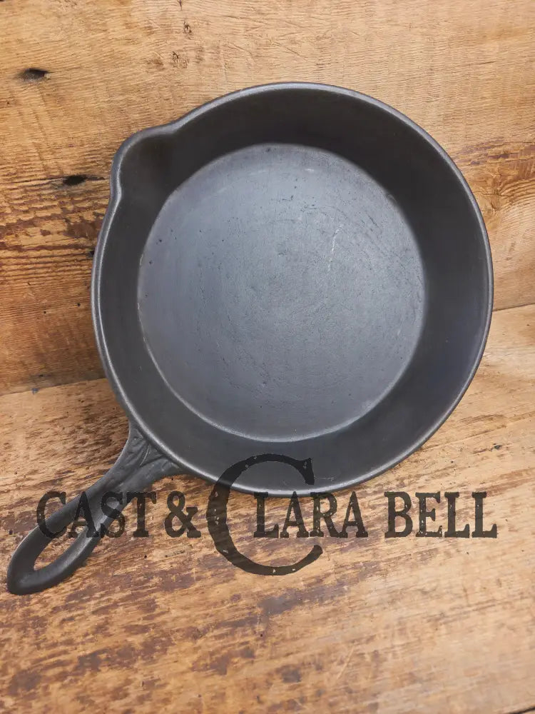 Stunner. Antique gate-marked unknown #9 skillet. Est 1880’s. Left single spout heat ring bottom w/ pointy handle Skillet
