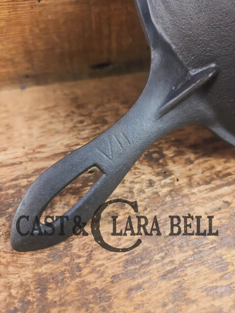 Stunner. Antique gate-marked unknown #9 skillet. Est 1880’s. Left single spout heat ring bottom w/ pointy handle Skillet