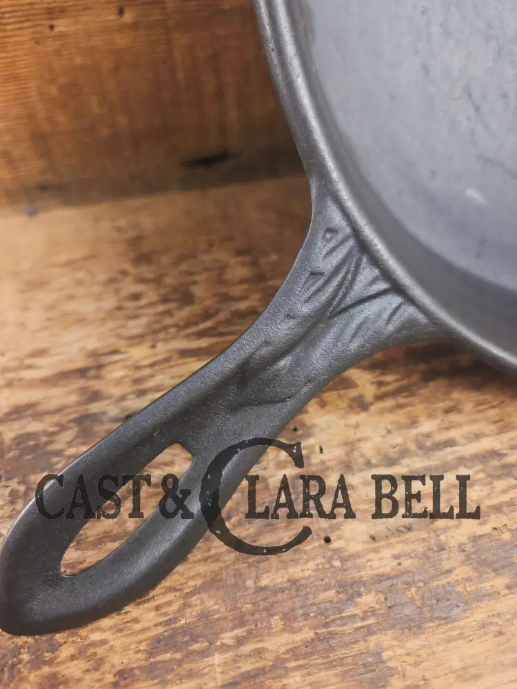 Stunner. Antique gate-marked unknown #9 skillet. Est 1880’s. Left single spout heat ring bottom w/ pointy handle Skillet