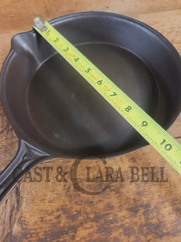 Stunner. Antique gate-marked unknown #7 skillet. Est 1880’s. Left single spout heat ring bottom w/ semi fancy handle