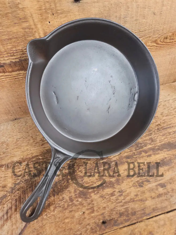 Stunner. Antique gate-marked unknown #7 skillet. Est 1880’s. Left single spout heat ring bottom w/ semi fancy handle