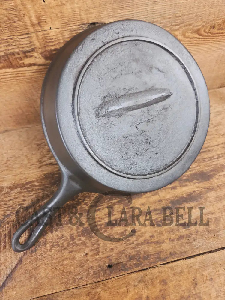 Stunner. Antique gate-marked unknown #7 skillet. Est 1880’s. Left single spout heat ring bottom w/ semi fancy handle