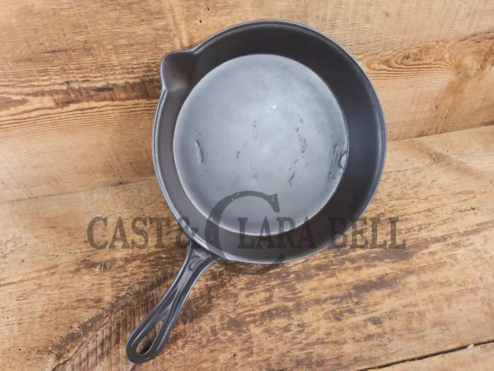 Stunner. Antique gate-marked unknown #7 skillet. Est 1880’s. Left single spout heat ring bottom w/ semi fancy handle