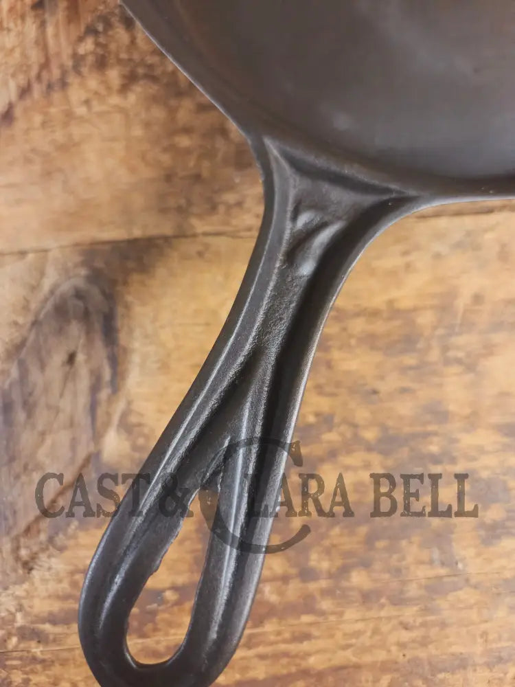 Stunner. Antique gate-marked unknown #7 skillet. Est 1880’s. Left single spout heat ring bottom w/ semi fancy handle