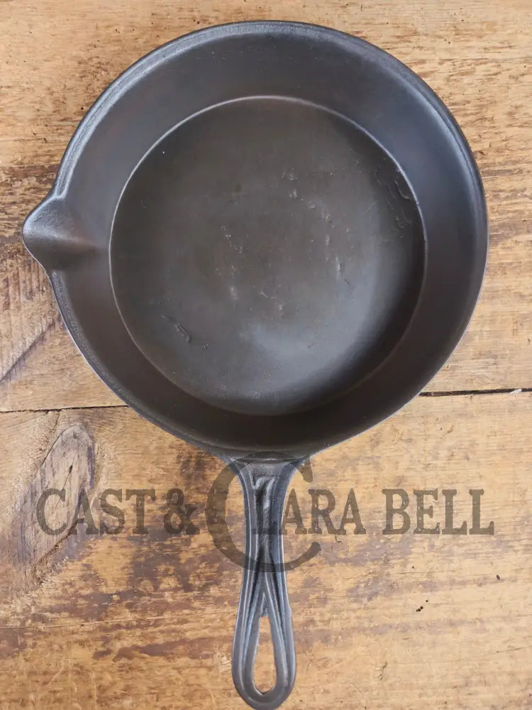 Stunner. Antique gate-marked unknown #7 skillet. Est 1880’s. Left single spout heat ring bottom w/ semi fancy handle