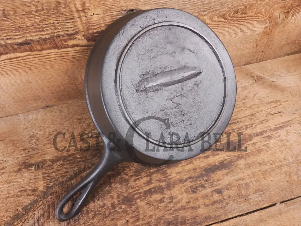 Stunner. Antique gate-marked unknown #7 skillet. Est 1880’s. Left single spout heat ring bottom w/ semi fancy handle