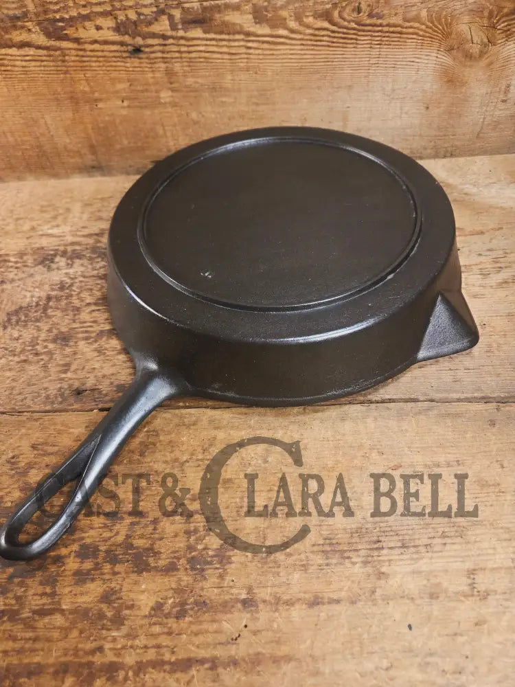 Stunner. Antique gate-marked unknown #9 skillet. Est 1880’s. Left single spout heat ring bottom w/ pointy handle Skillet