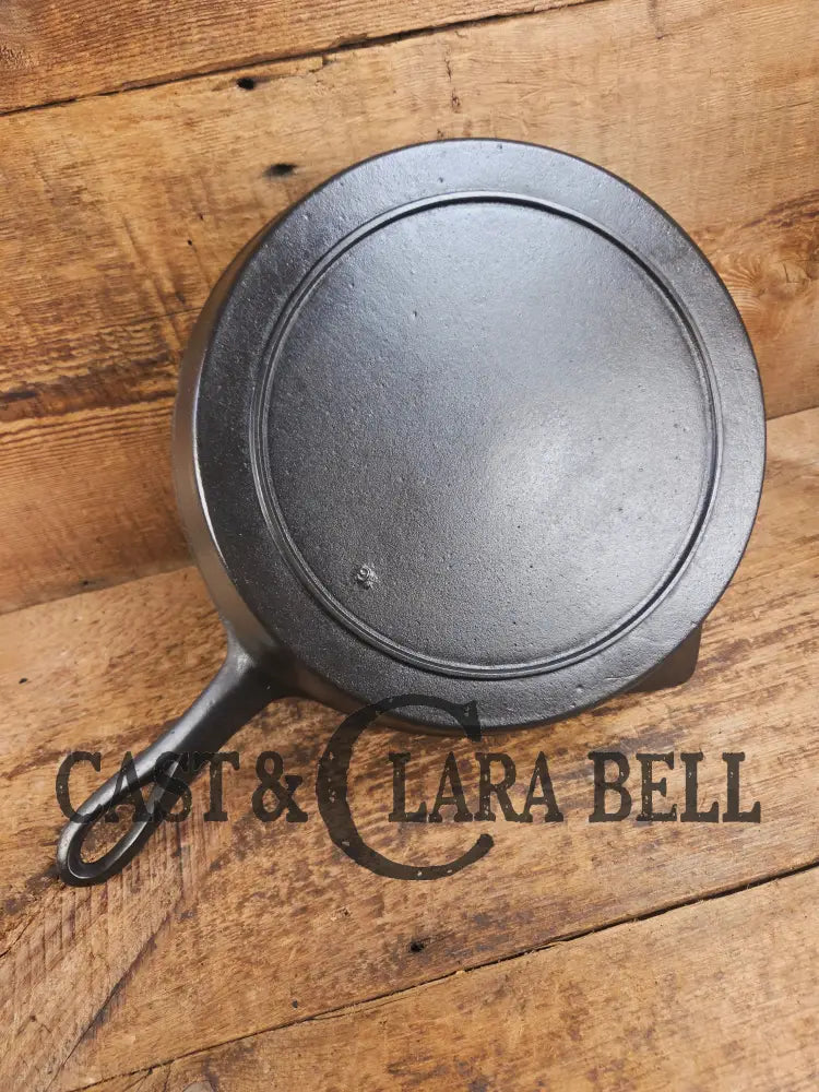 Stunner. Antique gate-marked unknown #9 skillet. Est 1880’s. Left single spout heat ring bottom w/ pointy handle Skillet