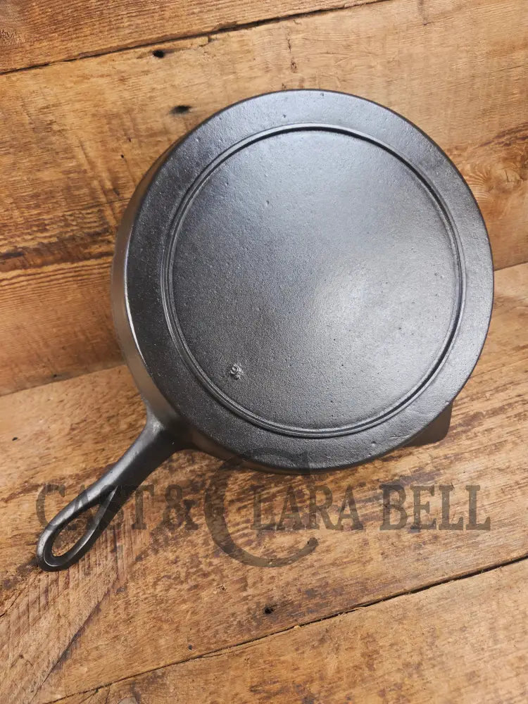 Stunner. Antique gate-marked unknown #9 skillet. Est 1880’s. Left single spout heat ring bottom w/ pointy handle Skillet