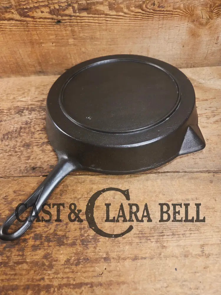 Stunner. Antique gate-marked unknown #9 skillet. Est 1880’s. Left single spout heat ring bottom w/ pointy handle Skillet