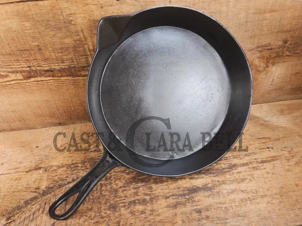 Stunner. Antique gate-marked unknown #9 skillet. Est 1880’s. Left single spout heat ring bottom w/ pointy handle Skillet