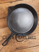 Stunner. Antique gate-marked unknown #9 skillet. Est 1880’s. Left single spout heat ring bottom w/ pointy handle Skillet