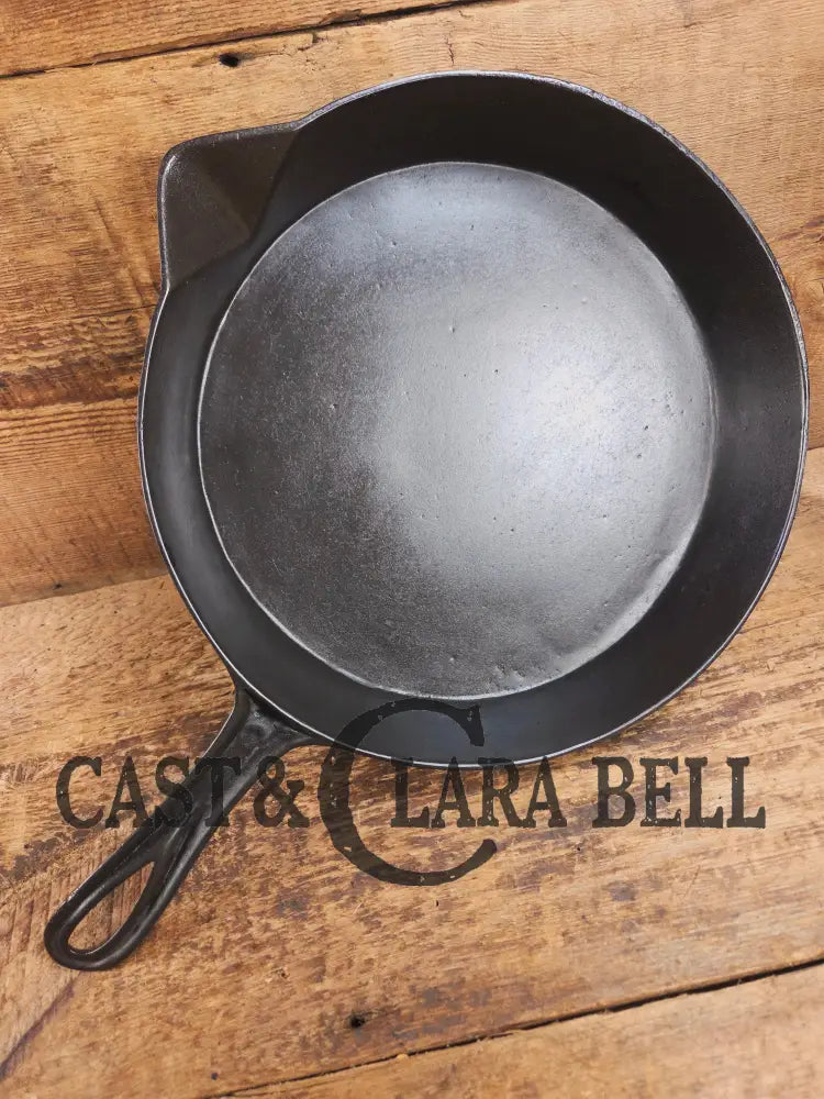 Stunner. Antique gate-marked unknown #9 skillet. Est 1880’s. Left single spout heat ring bottom w/ pointy handle Skillet