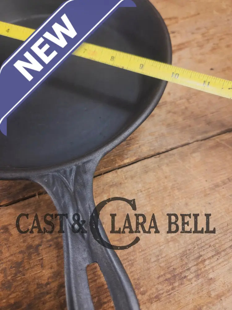 Stunner. Antique gate-marked unknown #9 skillet. Est 1880’s. Left single spout heat ring bottom w/ pointy handle Skillet