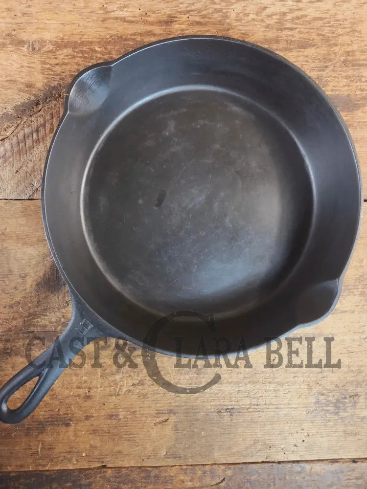 Stunner. Griswold #9 Skillet with Large Block Logo and Smooth Bottom 710 - Skillet