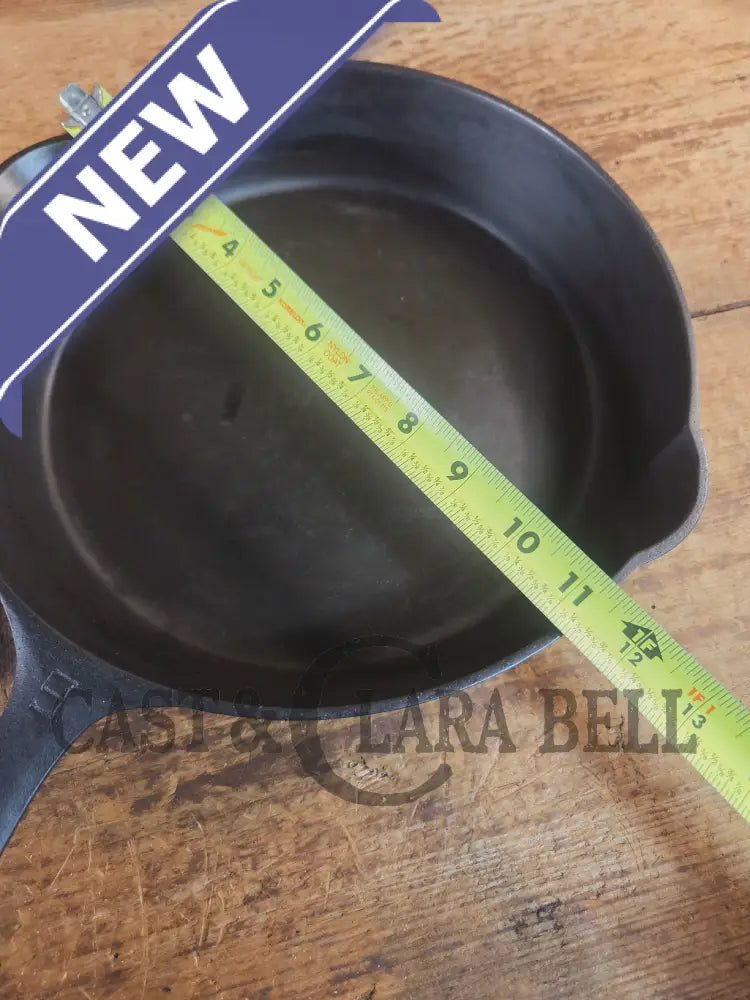 Stunner. Griswold #9 Skillet with Large Block Logo and Smooth Bottom 710 - Skillet