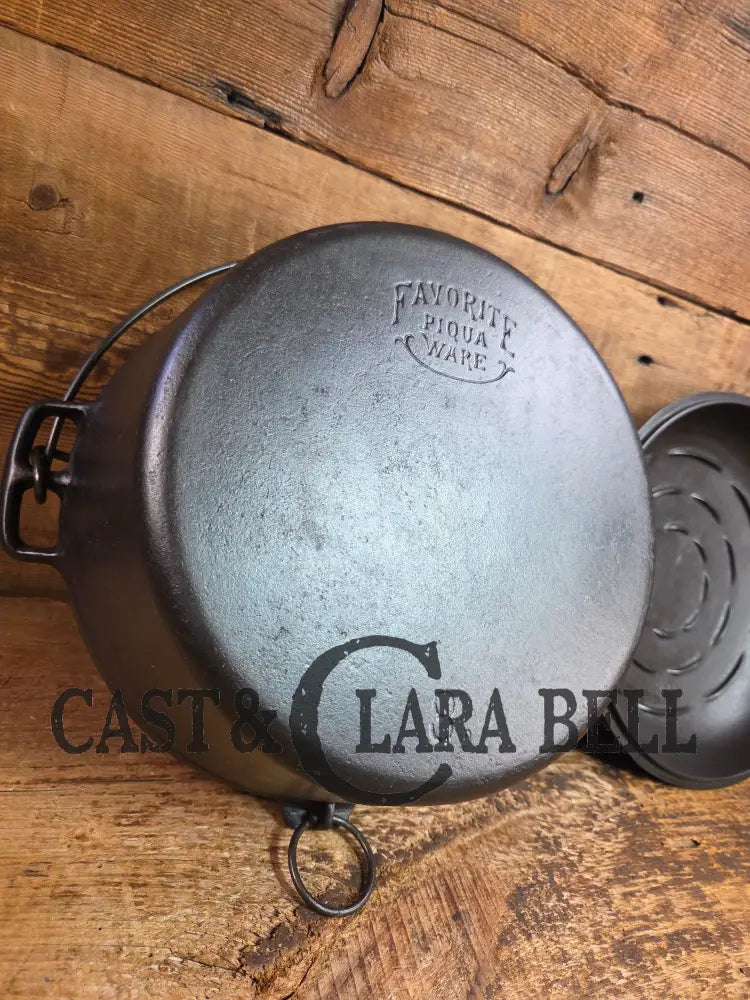 Stunning! 1930’s Favorite Piqua Ware #8 Dutch Oven with matching lid. Smiley Logo. Dutch Ovens Trivets & Kettles