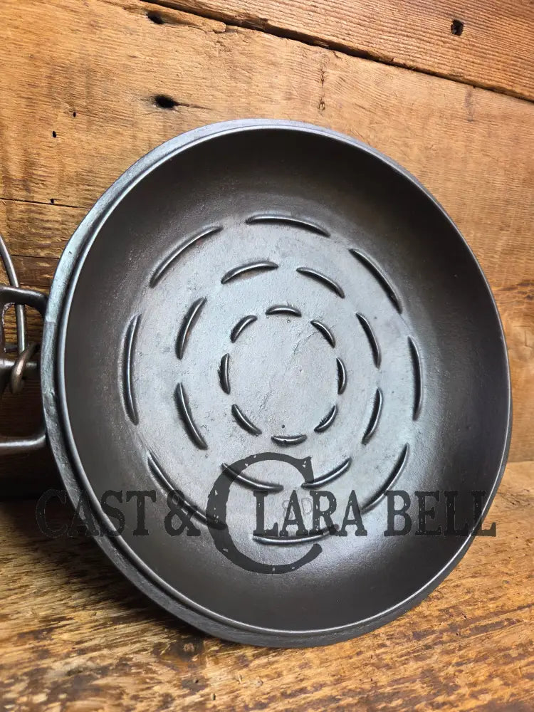 Stunning! 1930’s Favorite Piqua Ware #8 Dutch Oven with matching lid. Smiley Logo. Dutch Ovens Trivets & Kettles