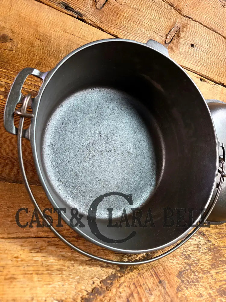 Stunning! 1930’s Favorite Piqua Ware #8 Dutch Oven with matching lid. Smiley Logo. Dutch Ovens Trivets & Kettles