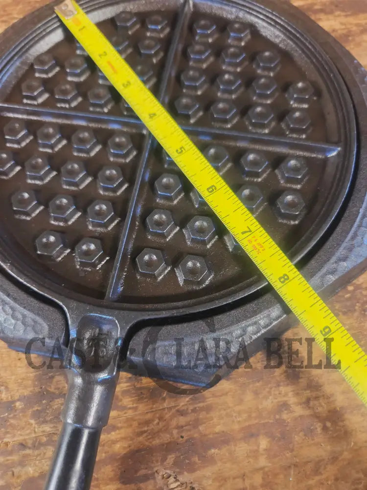 Stunning. VHTF 1930’s Hammered finish Griswold #8 Waffle Iron. The best you can buy - Waffle Iron
