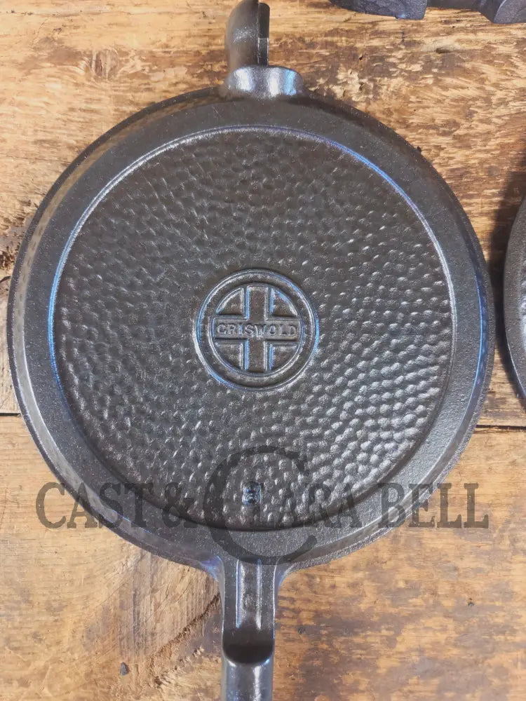 Stunning. VHTF 1930’s Hammered finish Griswold #8 Waffle Iron. The best you can buy - Waffle Iron
