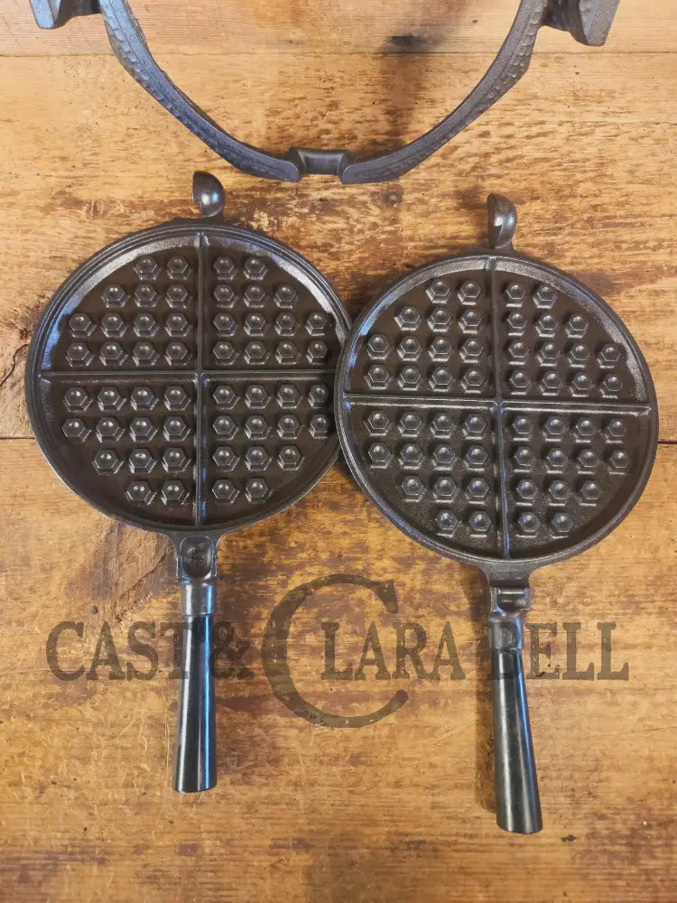 Stunning. VHTF 1930’s Hammered finish Griswold #8 Waffle Iron. The best you can buy - Waffle Iron