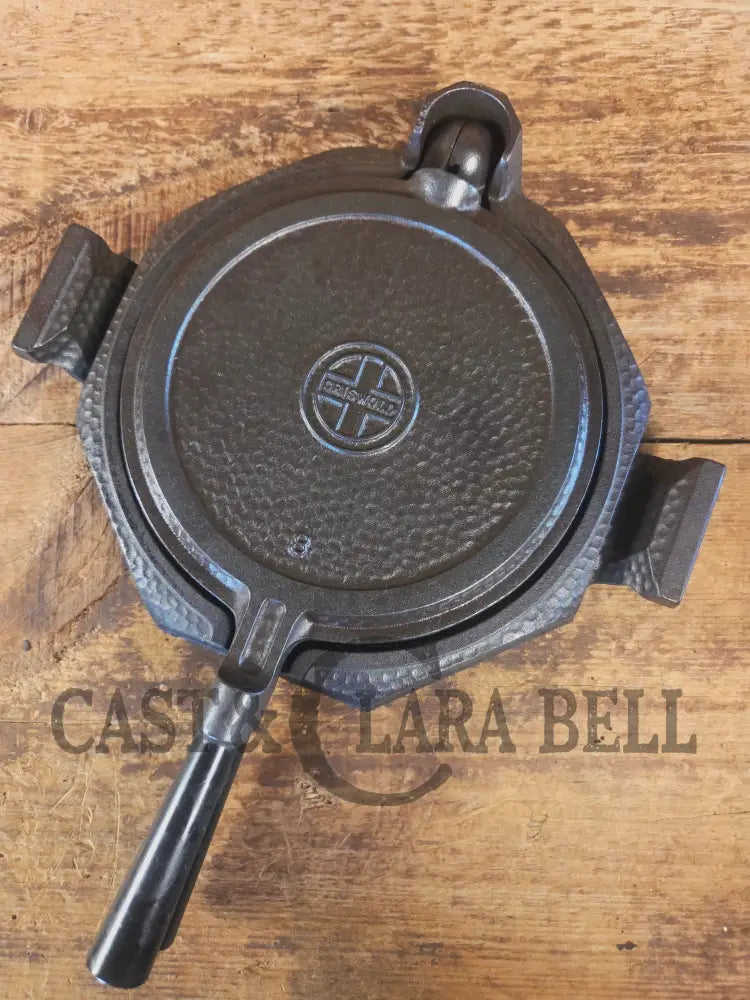 Stunning. VHTF 1930’s Hammered finish Griswold #8 Waffle Iron. The best you can buy - Waffle Iron