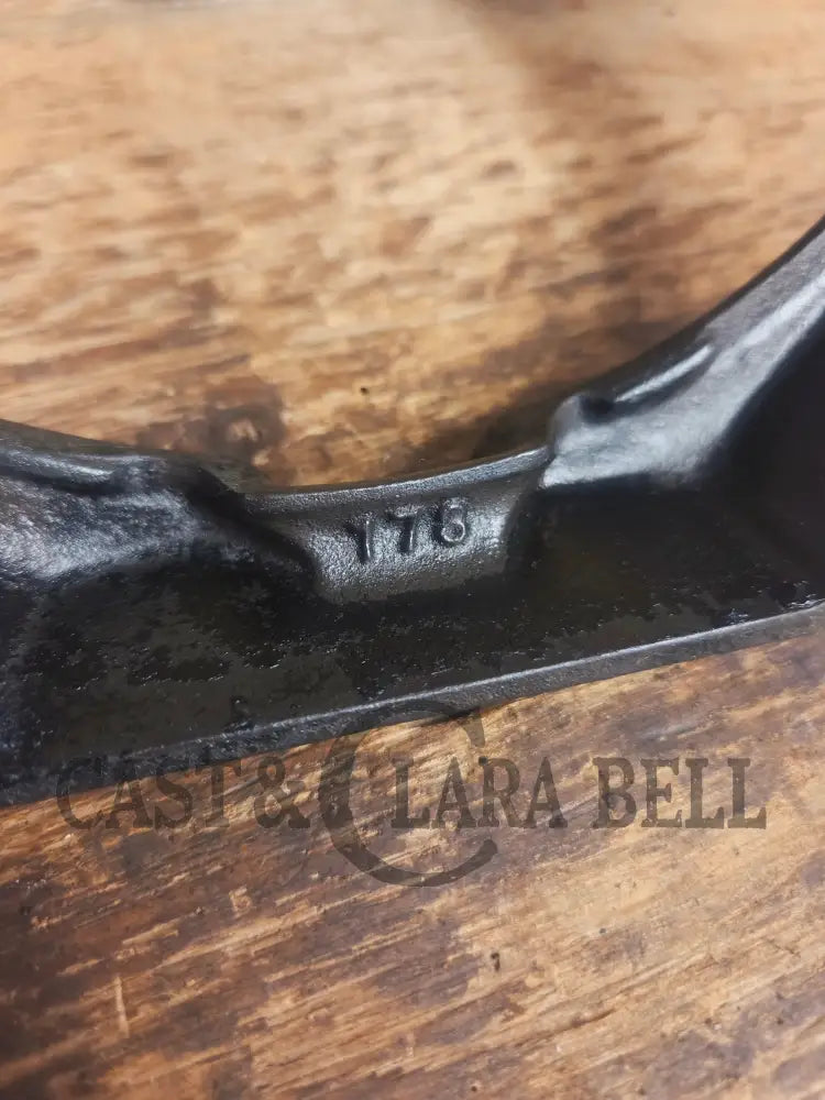 Stunning. VHTF 1930’s Hammered finish Griswold #8 Waffle Iron. The best you can buy - Waffle Iron