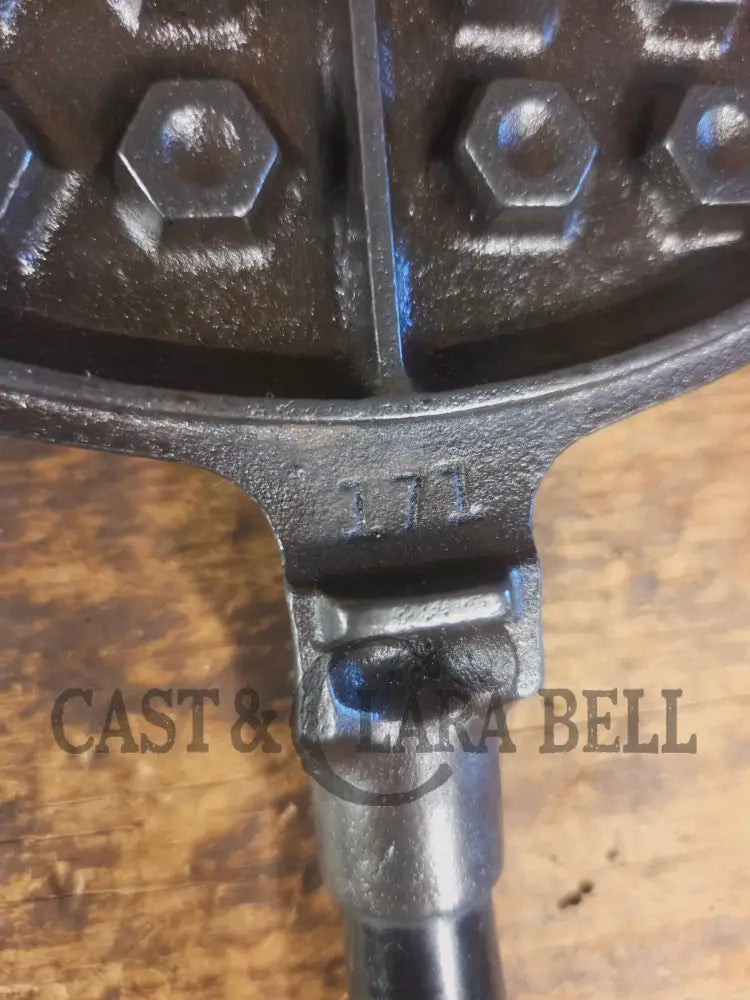 Stunning. VHTF 1930’s Hammered finish Griswold #8 Waffle Iron. The best you can buy - Waffle Iron
