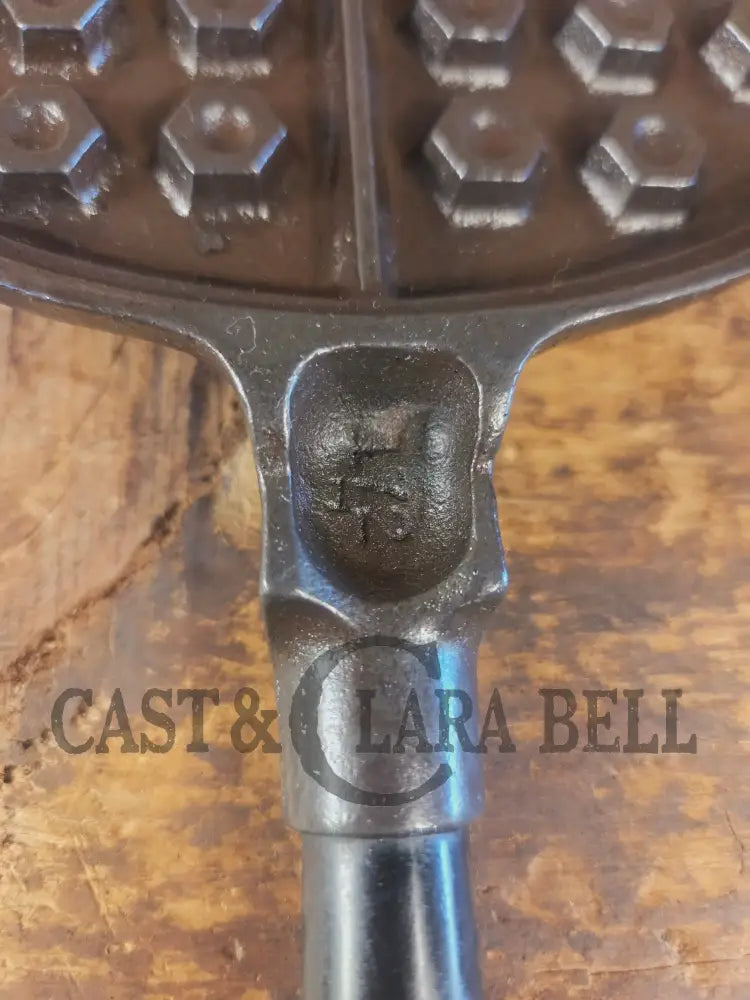 Stunning. VHTF 1930’s Hammered finish Griswold #8 Waffle Iron. The best you can buy - Waffle Iron
