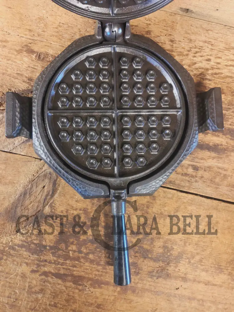 Stunning. VHTF 1930’s Hammered finish Griswold #8 Waffle Iron. The best you can buy - Waffle Iron