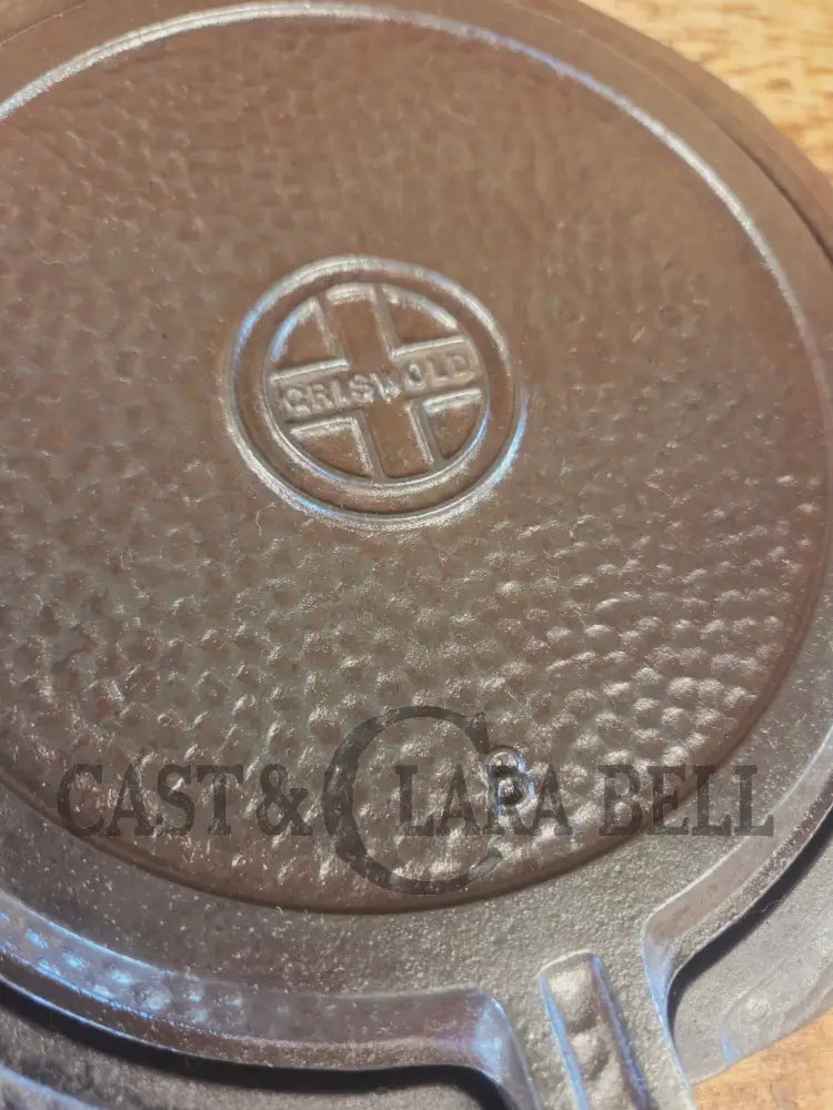 Stunning. VHTF 1930’s Hammered finish Griswold #8 Waffle Iron. The best you can buy - Waffle Iron