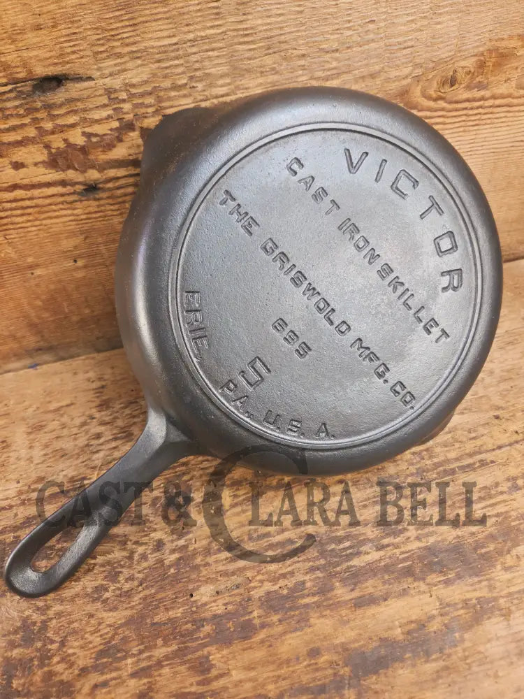 Super hard to find!! Gorgeous 1920’s Griswold’s Victor #5 Skillet with Heat Ring Fully Marked 695 Skillet