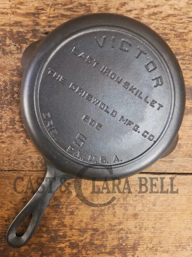 Super hard to find!! Gorgeous 1920’s Griswold’s Victor #5 Skillet with Heat Ring Fully Marked 695 Skillet