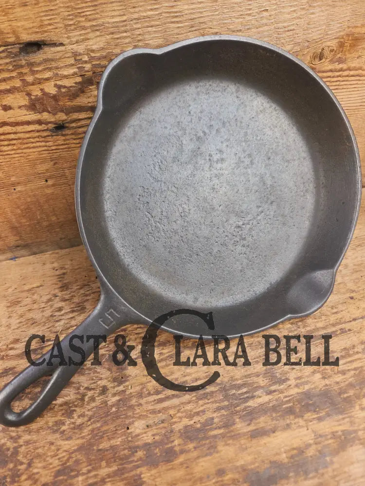 Super hard to find!! Gorgeous 1920’s Griswold’s Victor #5 Skillet with Heat Ring Fully Marked 695 Skillet