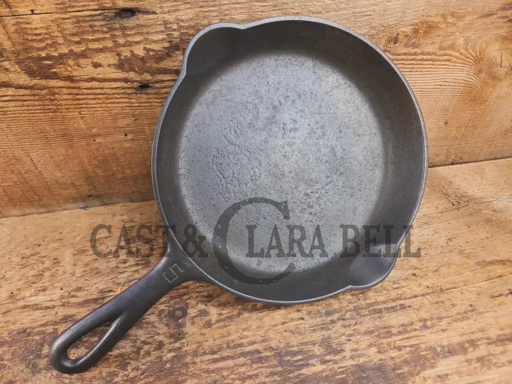 Super hard to find!! Gorgeous 1920’s Griswold’s Victor #5 Skillet with Heat Ring Fully Marked 695 Skillet