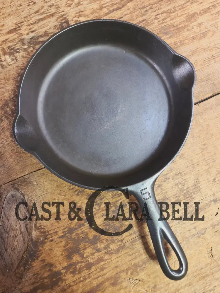 Super hard to find!! Gorgeous 1920’s Griswold’s Victor #5 Skillet with Heat Ring Fully Marked 695. Skillet