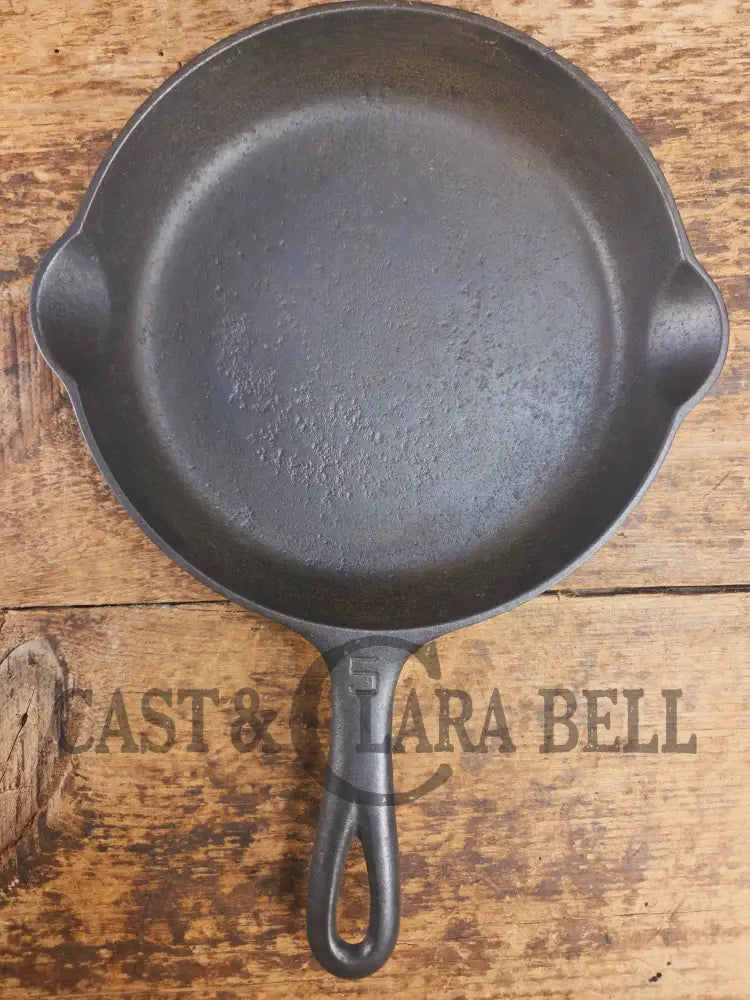 Super hard to find!! Gorgeous 1920’s Griswold’s Victor #5 Skillet with Heat Ring Fully Marked 695 Skillet