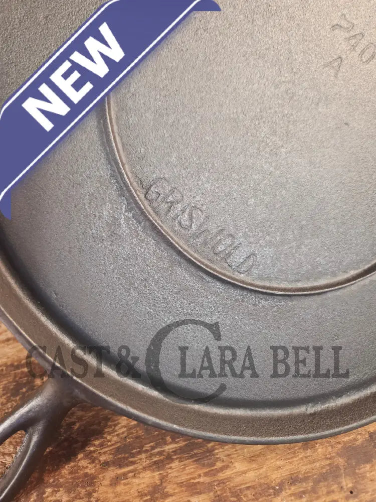 Super unique and gorgeous!! #740 Griswold #10 Round handled griddle with SLANT logo and NO Circles! Very different