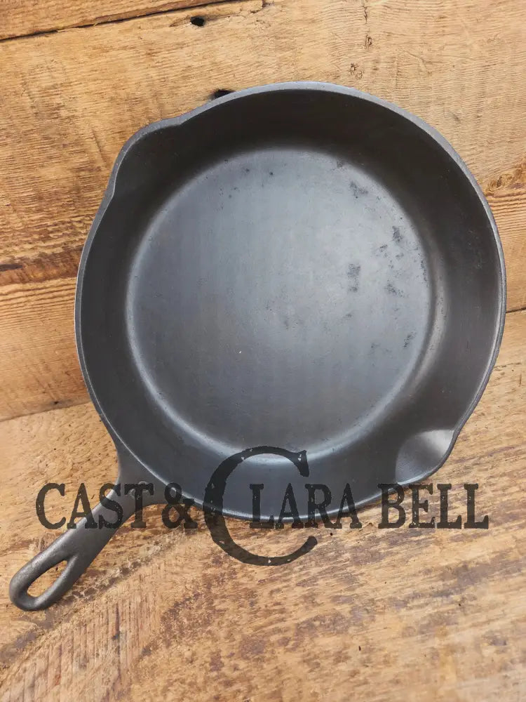 The Classic! 1930’s Wagner Ware #8 Cast Iron Skillet with Stylized Logo 1058 E Skillet