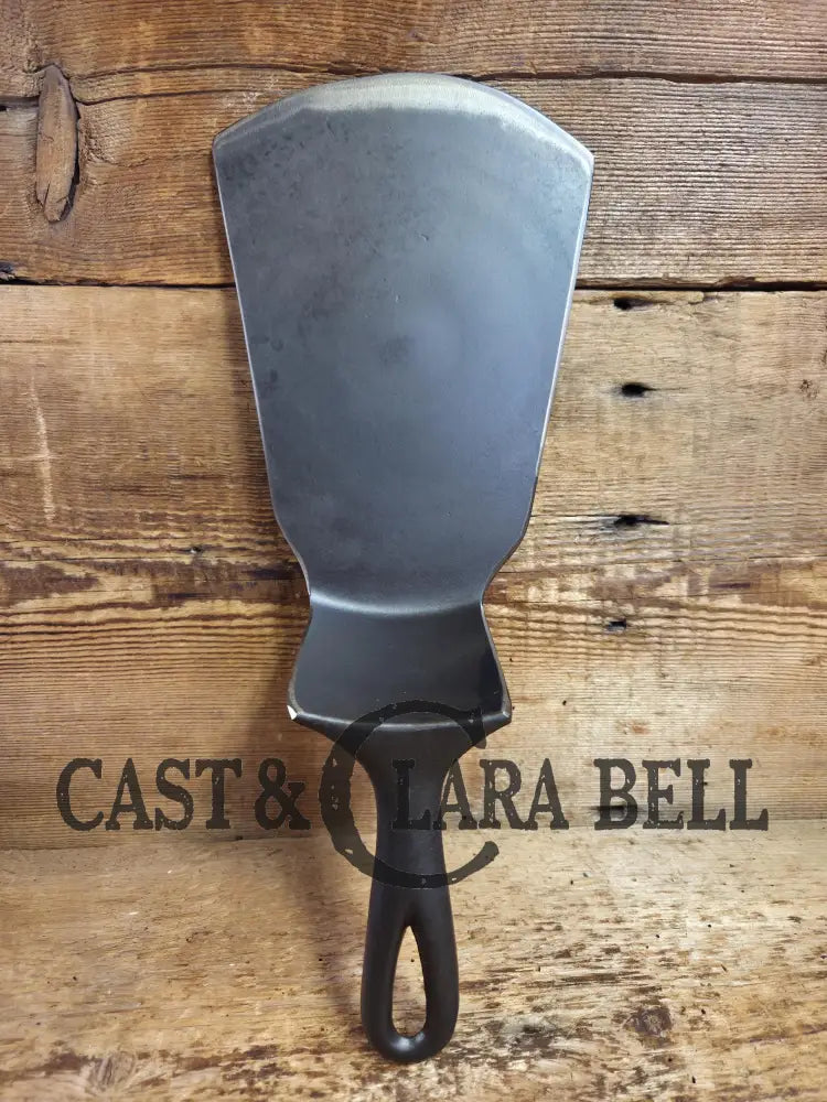 This may be our favorite custom made Wagner Cast Iron Skillet Spatula. From an 1800’s ’Arch Straight’ Wagner Skillet.