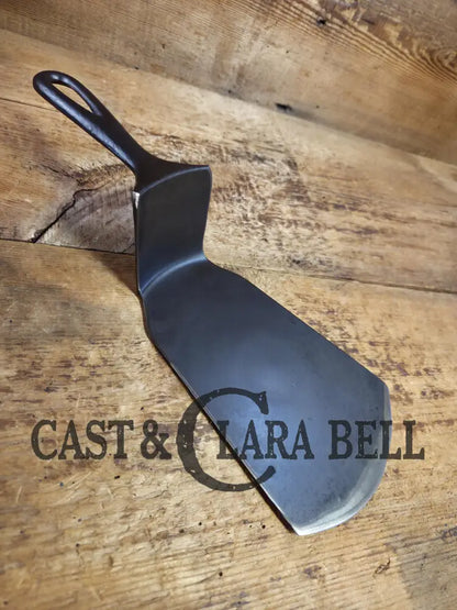 This may be our favorite custom made Wagner Cast Iron Skillet Spatula. From an 1800’s ’Arch Straight’ Wagner Skillet.