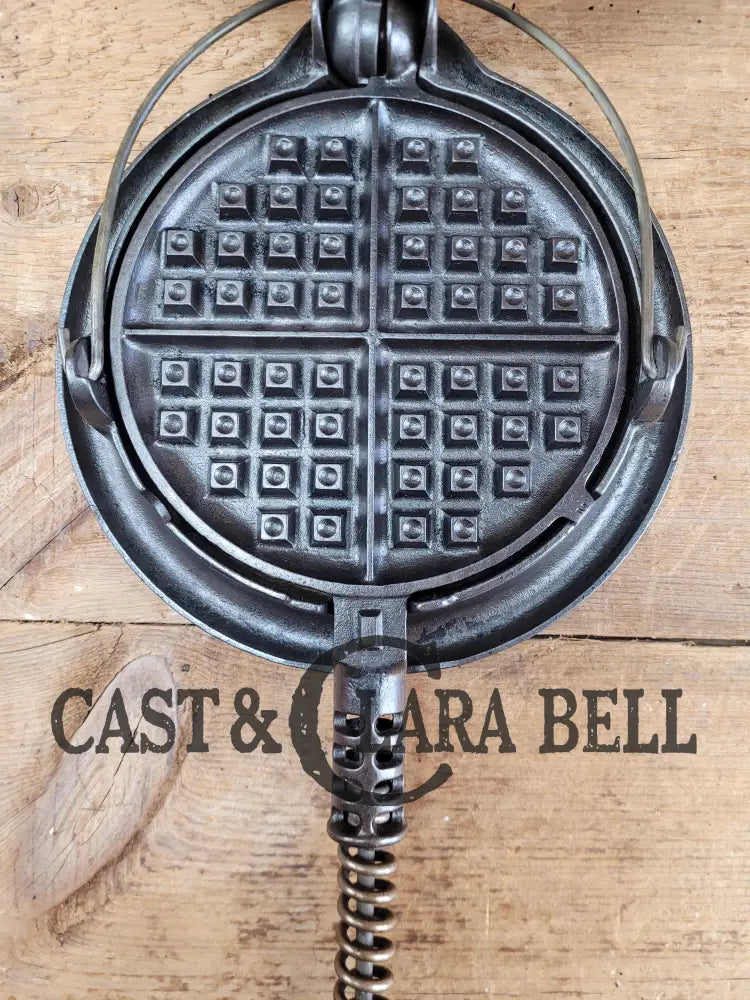 Tough To Find! Beautiful Griswold No. 7 Waffle Iron With Fully Marked Raised Low Base. Don’t Miss