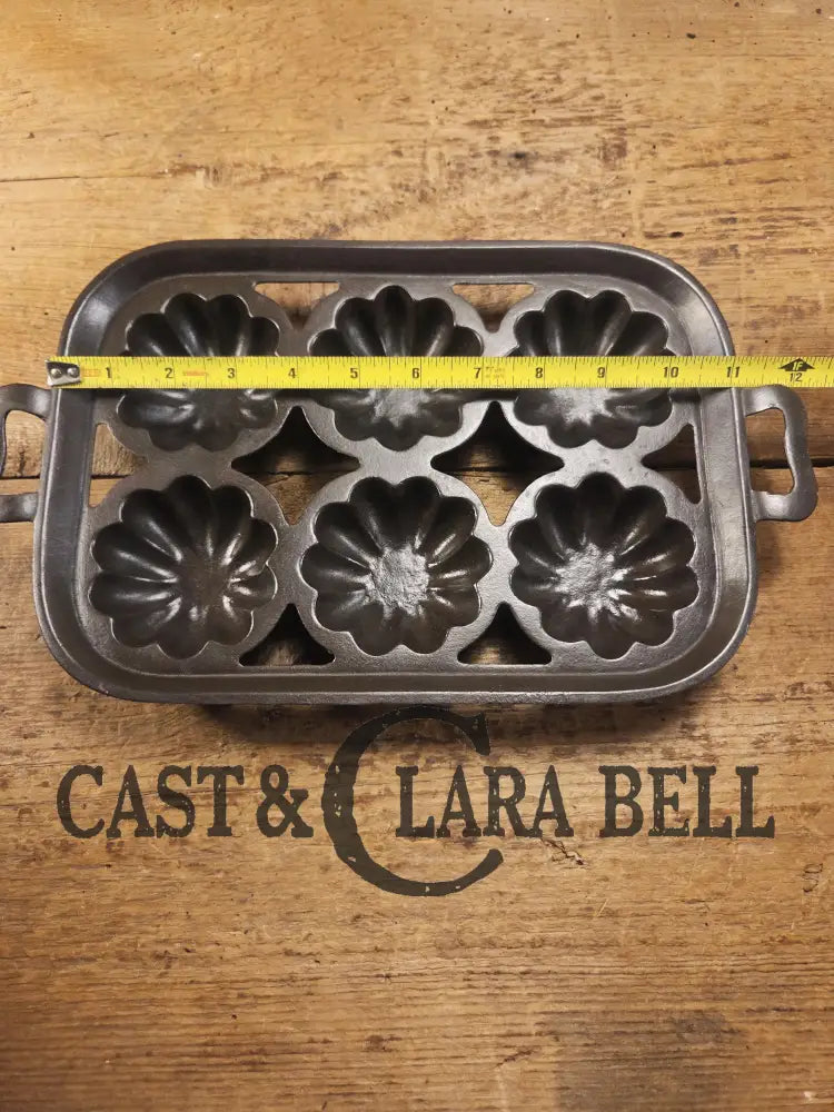 Tough to find. Gorgeous Wagner Ware 6 cup Cast Iron Turk Head Gem Pan! Collectors piece!