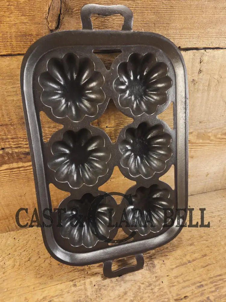 Tough to find. Gorgeous Wagner Ware 6 cup Cast Iron Turk Head Gem Pan! Collectors piece!